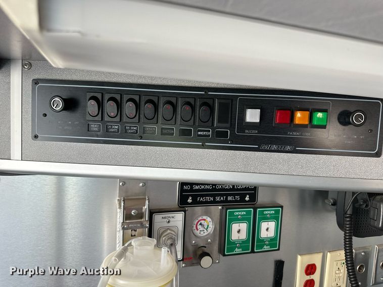 image for item NP9972 2004 Ford E450  ambulance