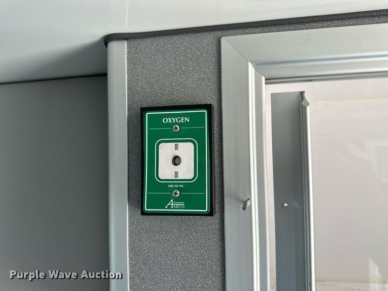 image for item NP9972 2004 Ford E450  ambulance