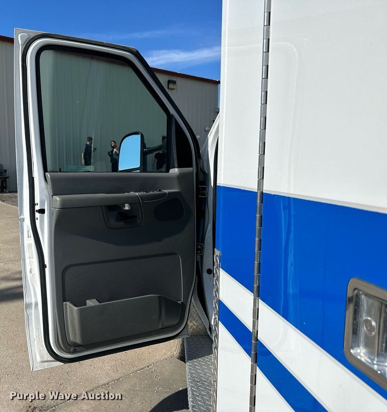 image for item NP9972 2004 Ford E450  ambulance