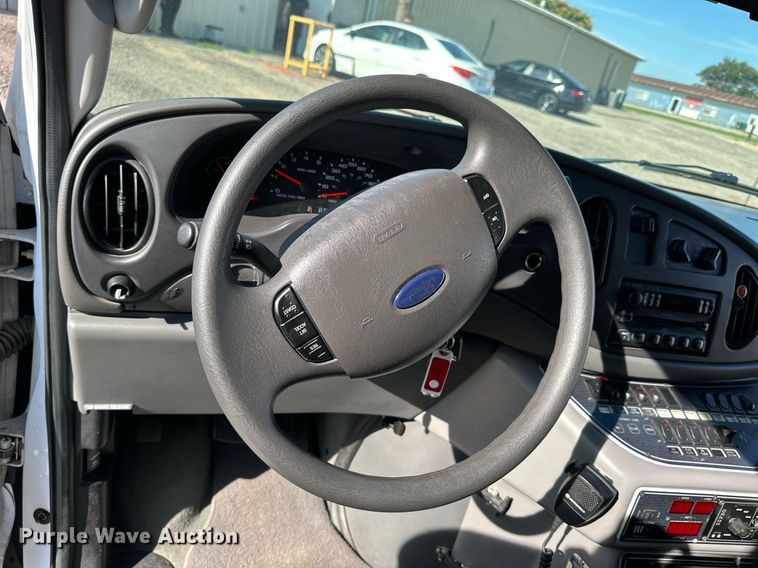 image for item NP9972 2004 Ford E450  ambulance