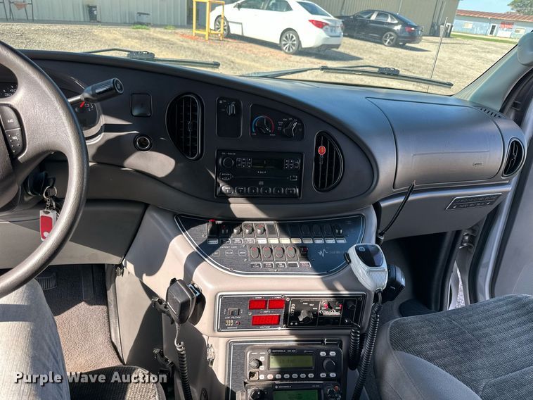 image for item NP9972 2004 Ford E450  ambulance