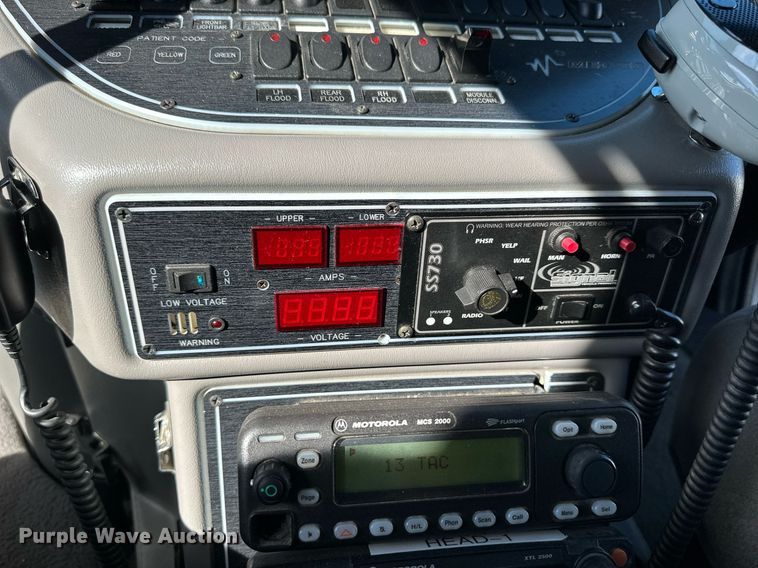 image for item NP9972 2004 Ford E450  ambulance