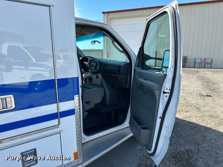 image for item NP9972 2004 Ford E450  ambulance