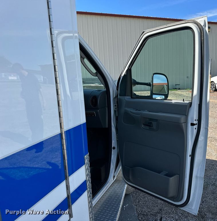 image for item NP9972 2004 Ford E450  ambulance