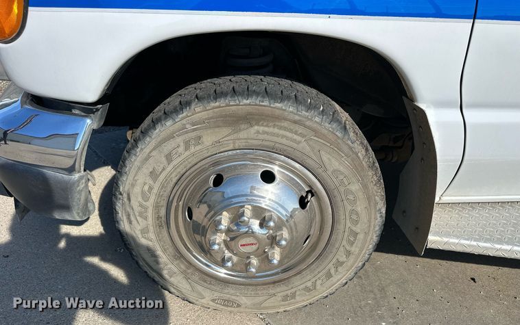 image for item NP9972 2004 Ford E450  ambulance