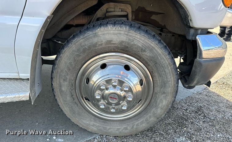 image for item NP9972 2004 Ford E450  ambulance