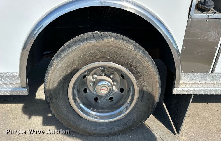 image for item NP9972 2004 Ford E450  ambulance