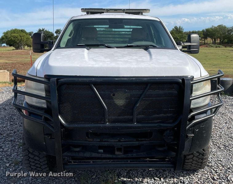 image for item NT9429 2008 Chevrolet Silverado 3500HD  Crew Cab pickup truck cab and chassis