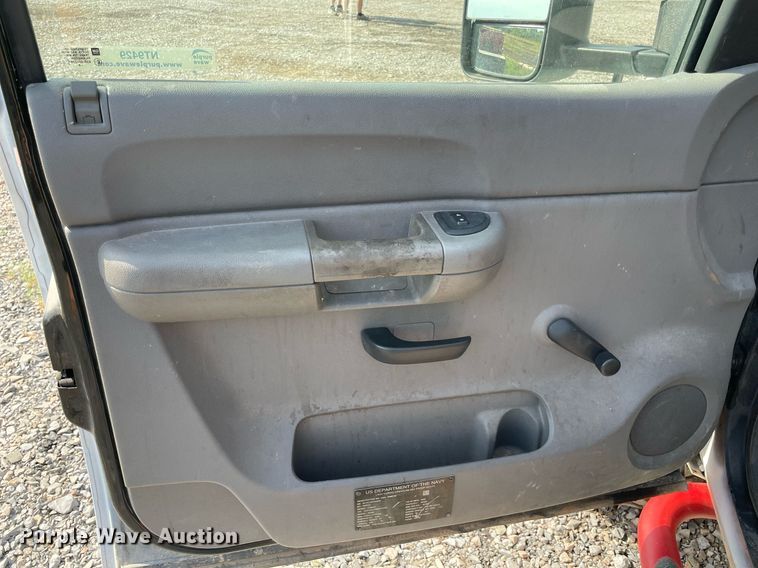 image for item NT9429 2008 Chevrolet Silverado 3500HD  Crew Cab pickup truck cab and chassis