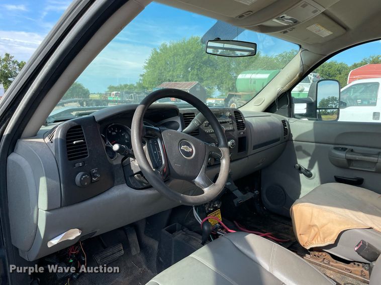 image for item NT9429 2008 Chevrolet Silverado 3500HD  Crew Cab pickup truck cab and chassis