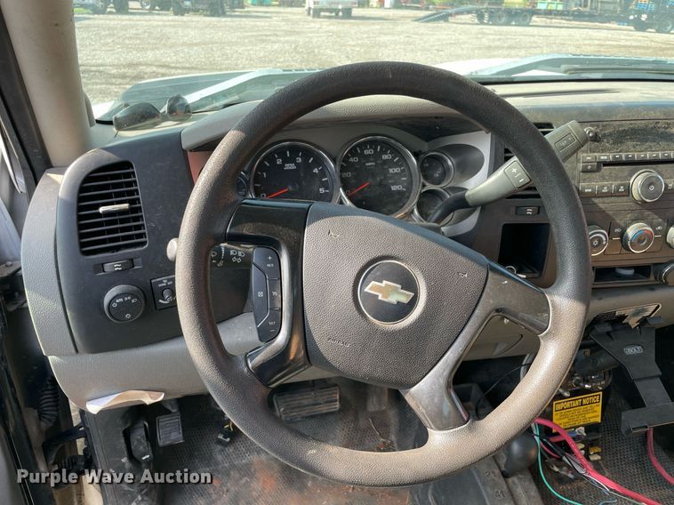 image for item NT9429 2008 Chevrolet Silverado 3500HD  Crew Cab pickup truck cab and chassis