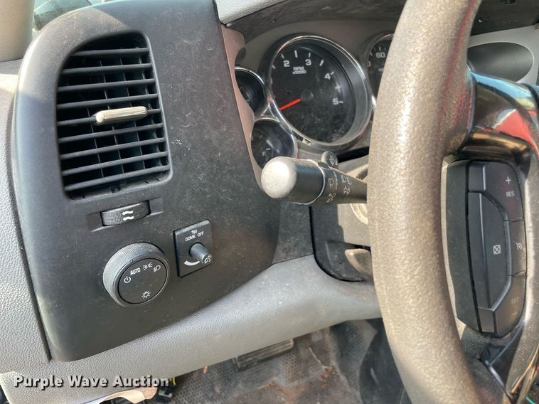 image for item NT9429 2008 Chevrolet Silverado 3500HD  Crew Cab pickup truck cab and chassis