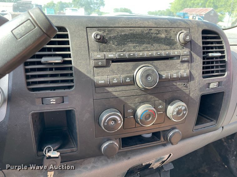 image for item NT9429 2008 Chevrolet Silverado 3500HD  Crew Cab pickup truck cab and chassis