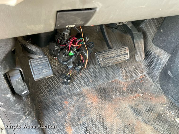 image for item NT9429 2008 Chevrolet Silverado 3500HD  Crew Cab pickup truck cab and chassis