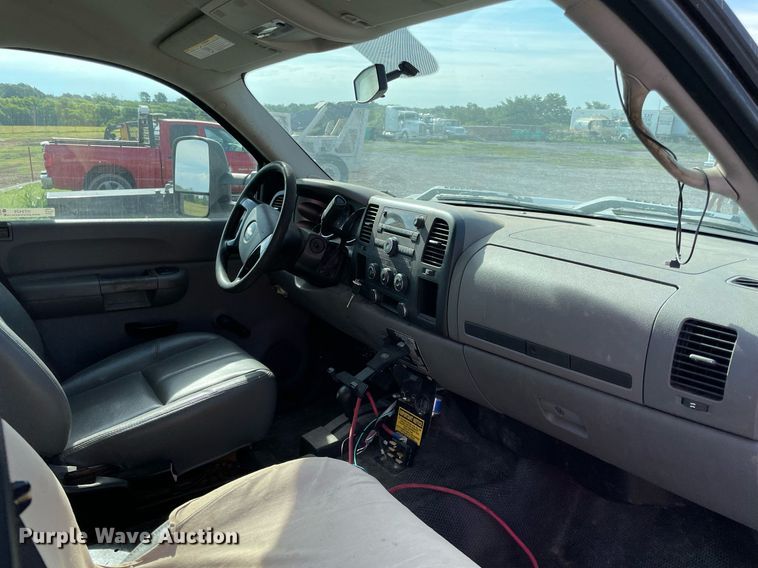 image for item NT9429 2008 Chevrolet Silverado 3500HD  Crew Cab pickup truck cab and chassis