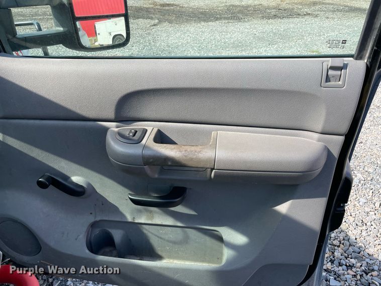 image for item NT9429 2008 Chevrolet Silverado 3500HD  Crew Cab pickup truck cab and chassis