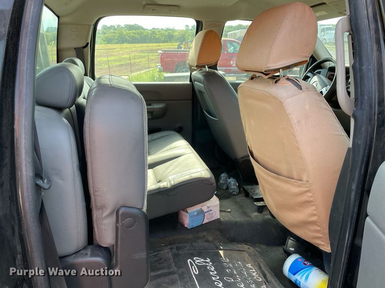 image for item NT9429 2008 Chevrolet Silverado 3500HD  Crew Cab pickup truck cab and chassis