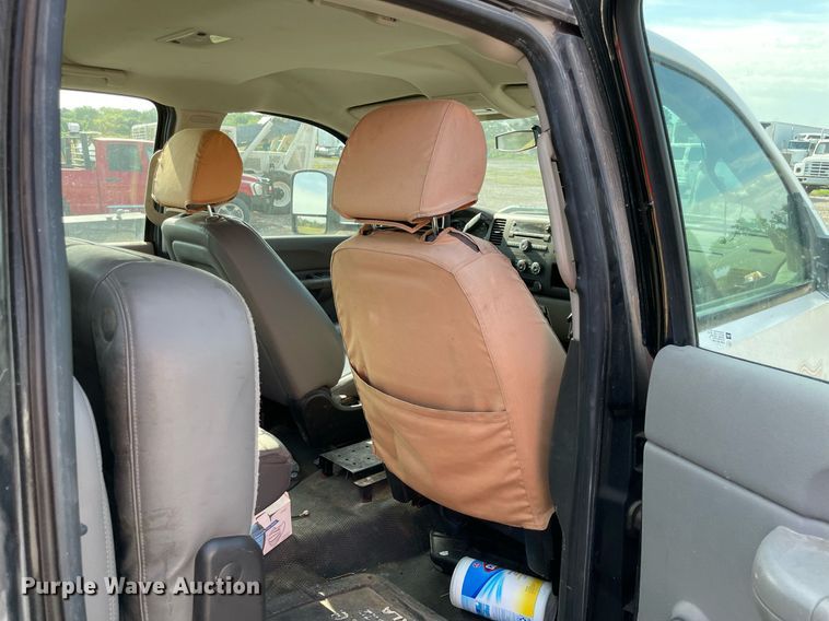 image for item NT9429 2008 Chevrolet Silverado 3500HD  Crew Cab pickup truck cab and chassis