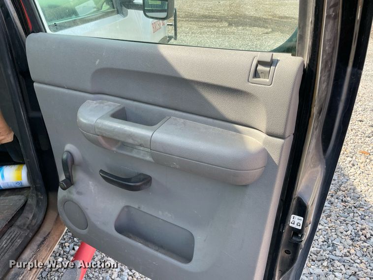 image for item NT9429 2008 Chevrolet Silverado 3500HD  Crew Cab pickup truck cab and chassis