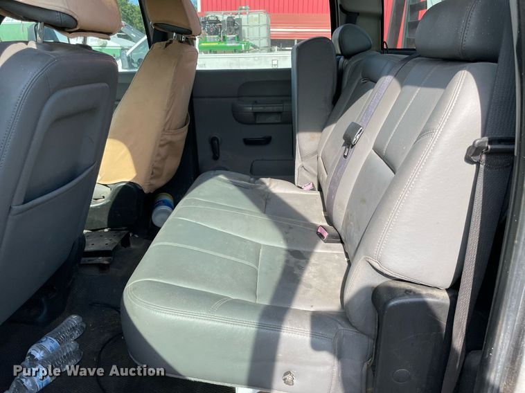 image for item NT9429 2008 Chevrolet Silverado 3500HD  Crew Cab pickup truck cab and chassis