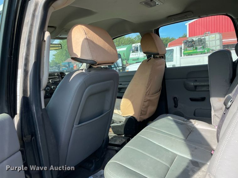 image for item NT9429 2008 Chevrolet Silverado 3500HD  Crew Cab pickup truck cab and chassis