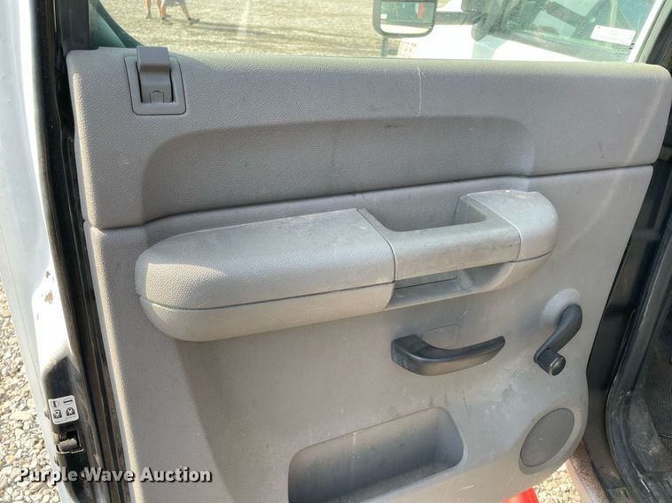 image for item NT9429 2008 Chevrolet Silverado 3500HD  Crew Cab pickup truck cab and chassis