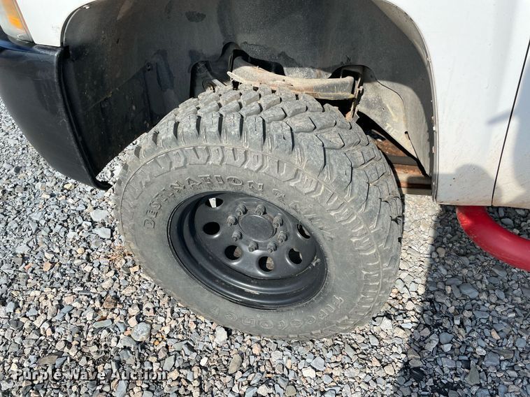 image for item NT9429 2008 Chevrolet Silverado 3500HD  Crew Cab pickup truck cab and chassis