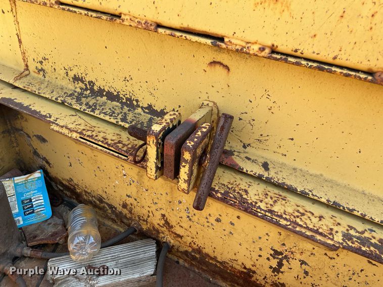 image for item NT9439 1985 Supr  tilt deck equipment trailer