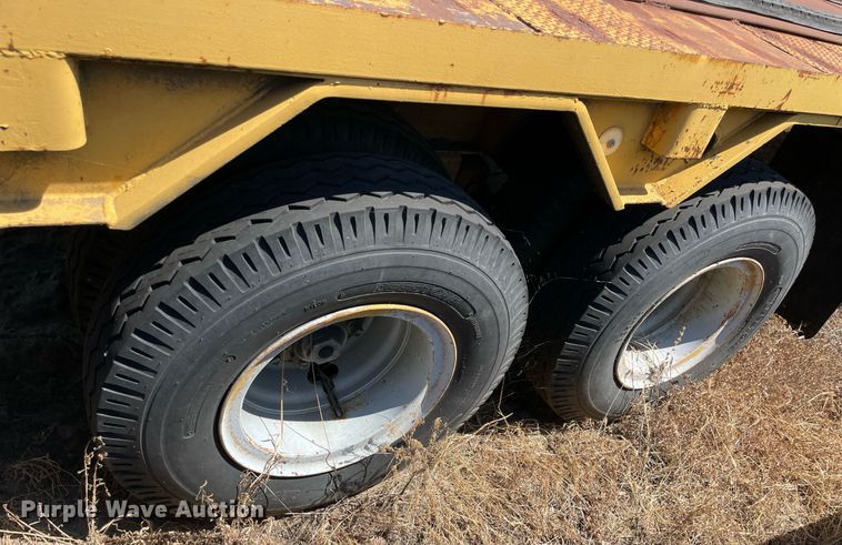 image for item NT9439 1985 Supr  tilt deck equipment trailer