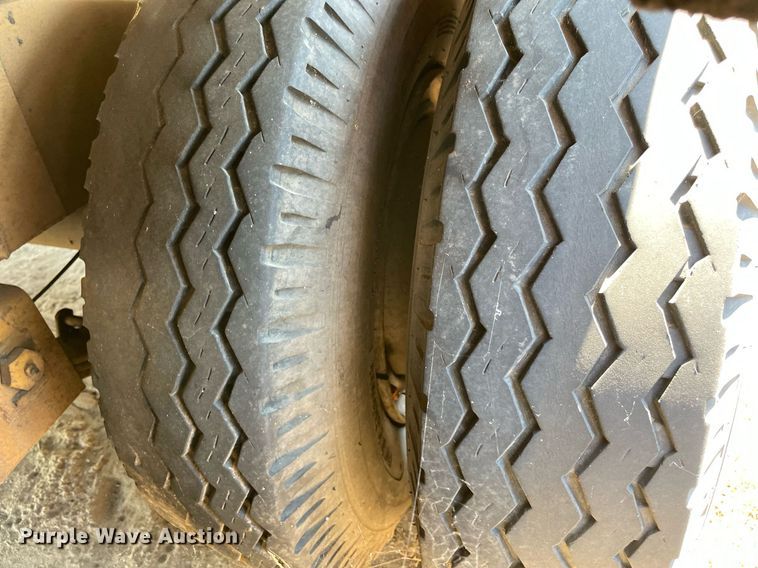 image for item NT9439 1985 Supr  tilt deck equipment trailer