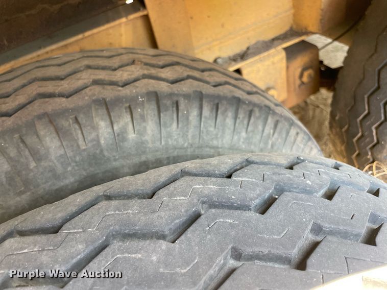 image for item NT9439 1985 Supr  tilt deck equipment trailer