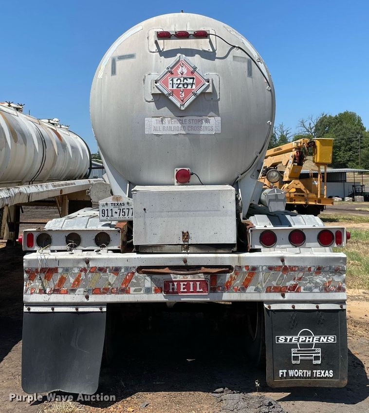 image for item NT9443 1990 Heil  tank trailer