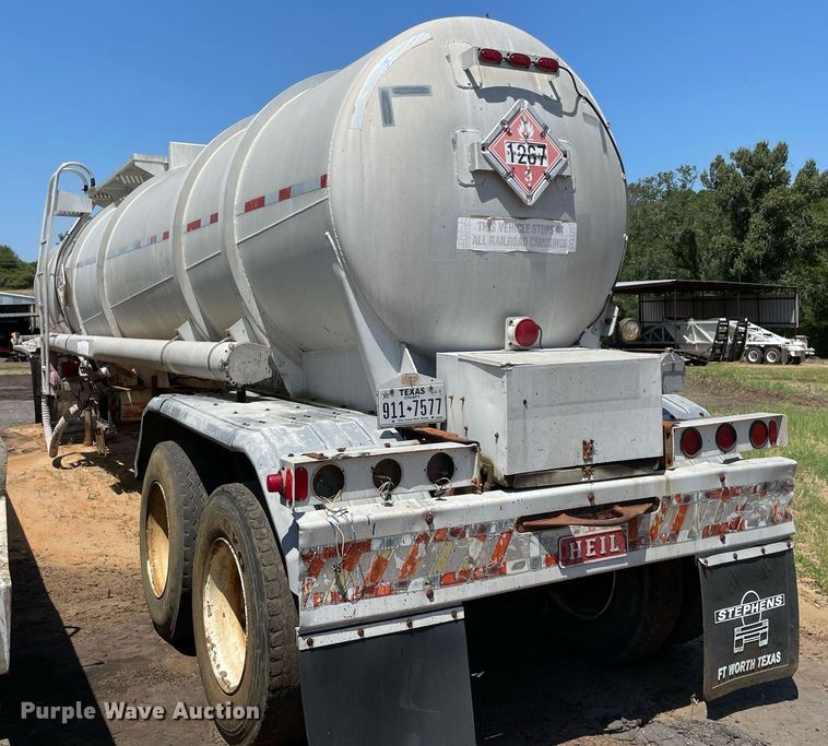 image for item NT9443 1990 Heil  tank trailer