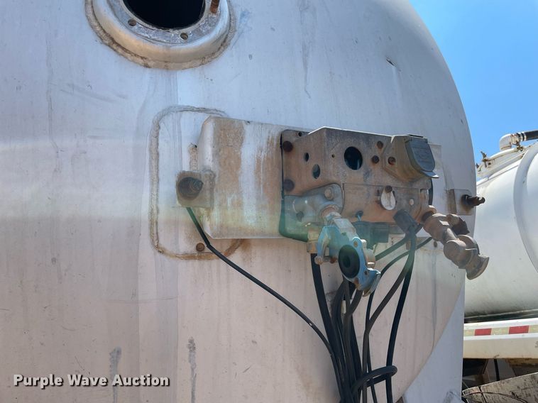 image for item NT9443 1990 Heil  tank trailer