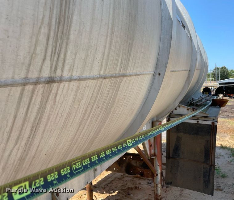 image for item NT9443 1990 Heil  tank trailer