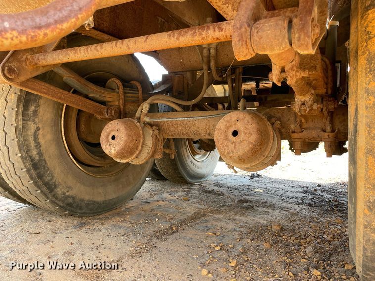 image for item NT9443 1990 Heil  tank trailer