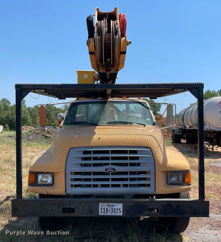 image for item NT9444 1999 Ford F800  bucket truck