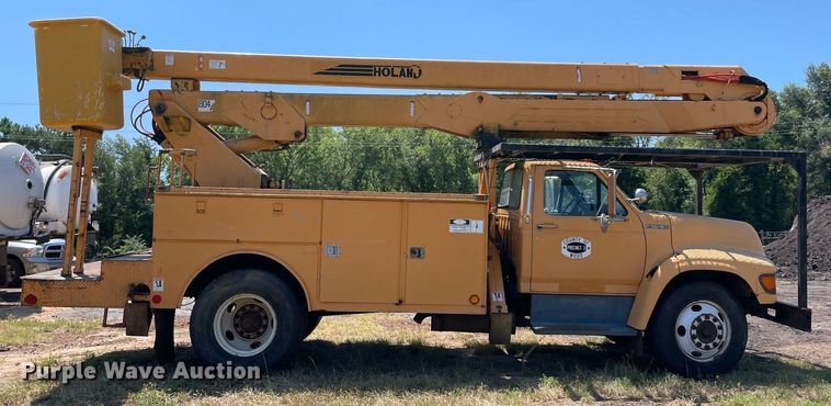 image for item NT9444 1999 Ford F800  bucket truck