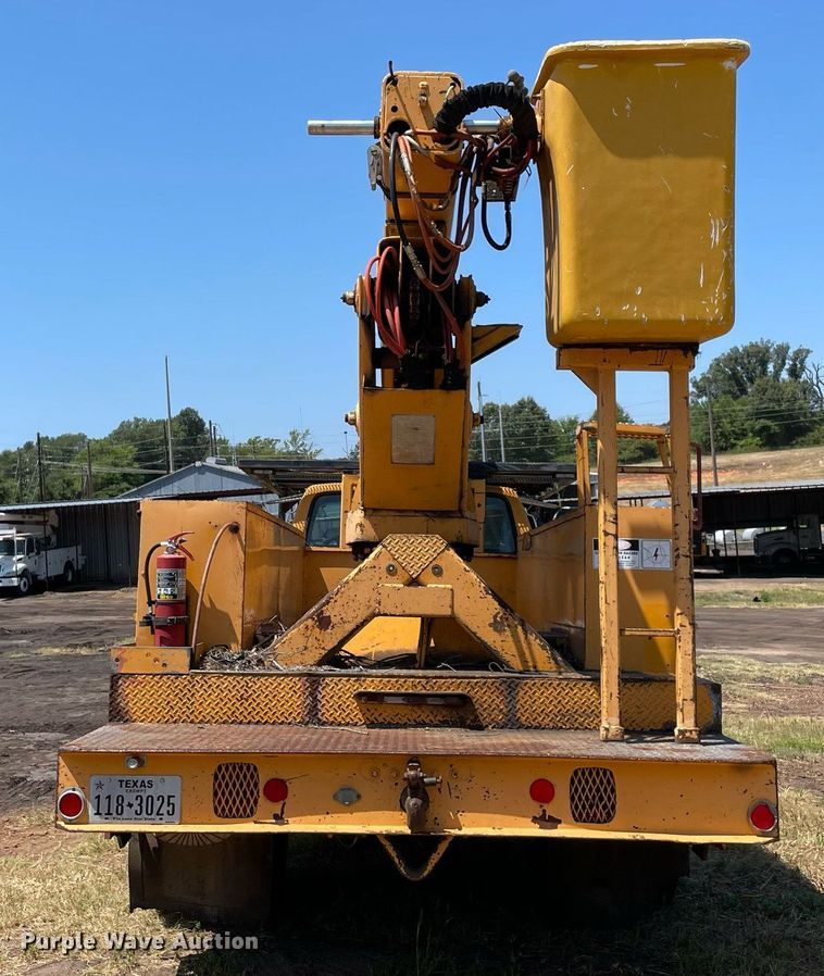 image for item NT9444 1999 Ford F800  bucket truck