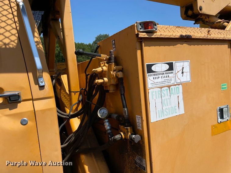image for item NT9444 1999 Ford F800  bucket truck