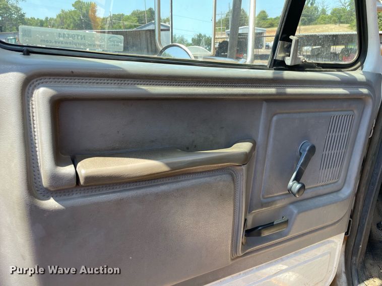 image for item NT9444 1999 Ford F800  bucket truck