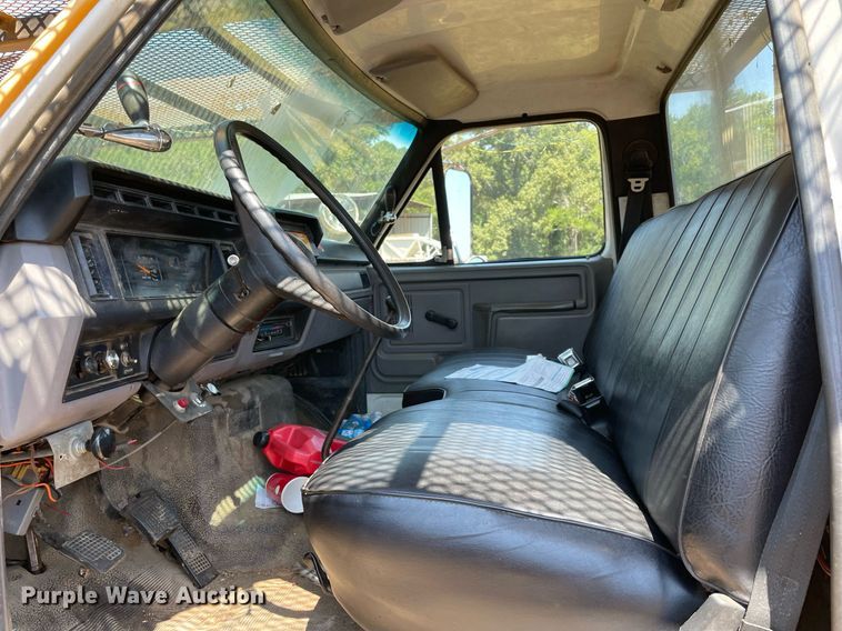 image for item NT9444 1999 Ford F800  bucket truck