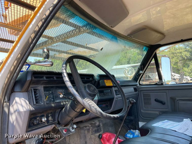 image for item NT9444 1999 Ford F800  bucket truck