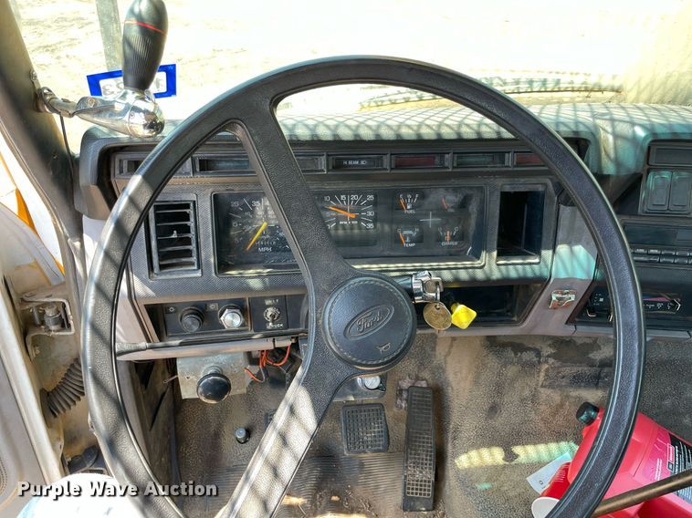 image for item NT9444 1999 Ford F800  bucket truck