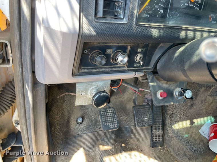 image for item NT9444 1999 Ford F800  bucket truck