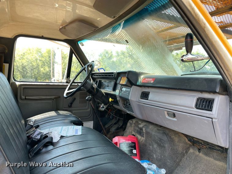 image for item NT9444 1999 Ford F800  bucket truck