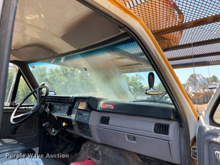 image for item NT9444 1999 Ford F800  bucket truck