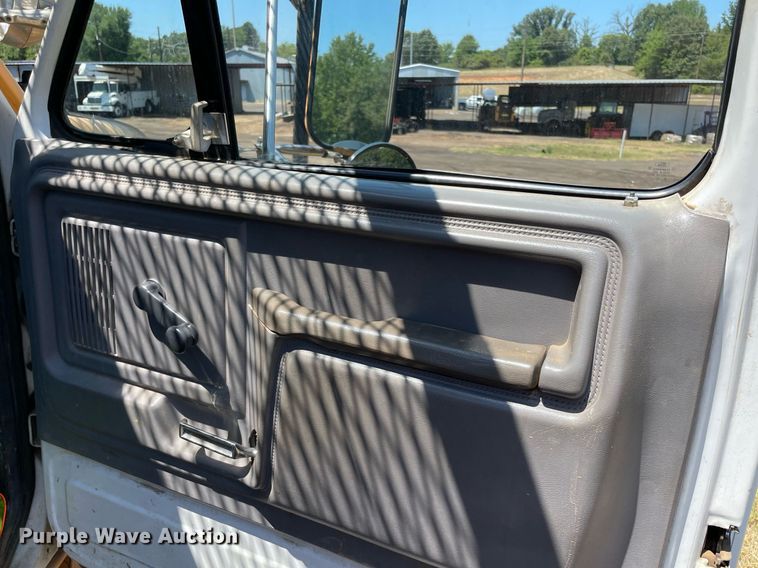 image for item NT9444 1999 Ford F800  bucket truck