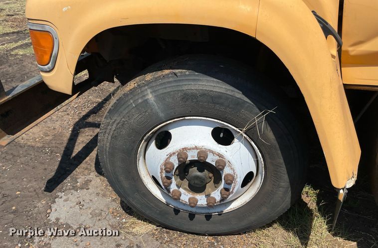 image for item NT9444 1999 Ford F800  bucket truck