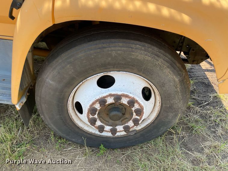 image for item NT9444 1999 Ford F800  bucket truck